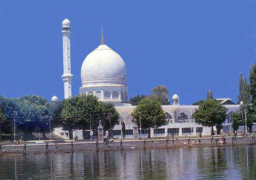 вид c озера на мечеть Хазратбал.