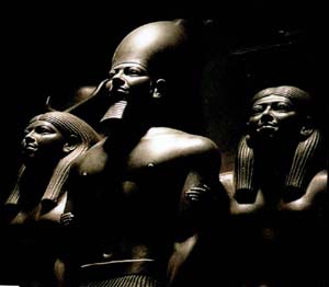 Царь Менкаура с Хатхор и божеством Верхнего Египта